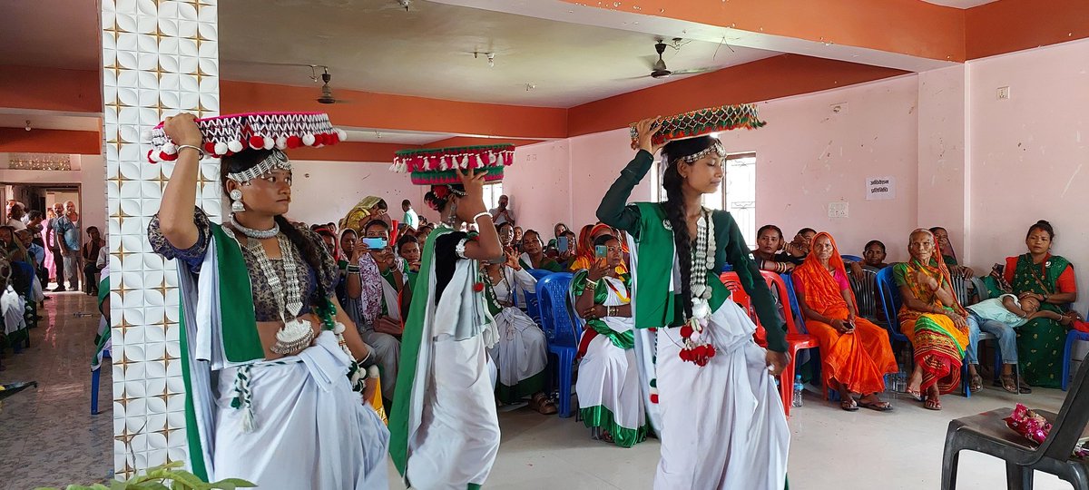 आज सिराहा जिल्लामा आयोजित नेपाल थारु संघको प्रथम जिल्ला अधिवेशन अत्यन्तै भव्य र सफल रूपमा सम्पन्न भएकोमा सम्पूर्ण आयोजक तथा सहभागीहरुलाई हार्दिक बधाई र शुभकामना व्यक्त गर्दछु।
यस्तो ऐतिहासिक अवसरमा सहभागी हुन निमन्त्रणा दिनुहुने आयोजक सबैप्रति आभार प्रकट गर्दछु।
एकता, अधिकार र