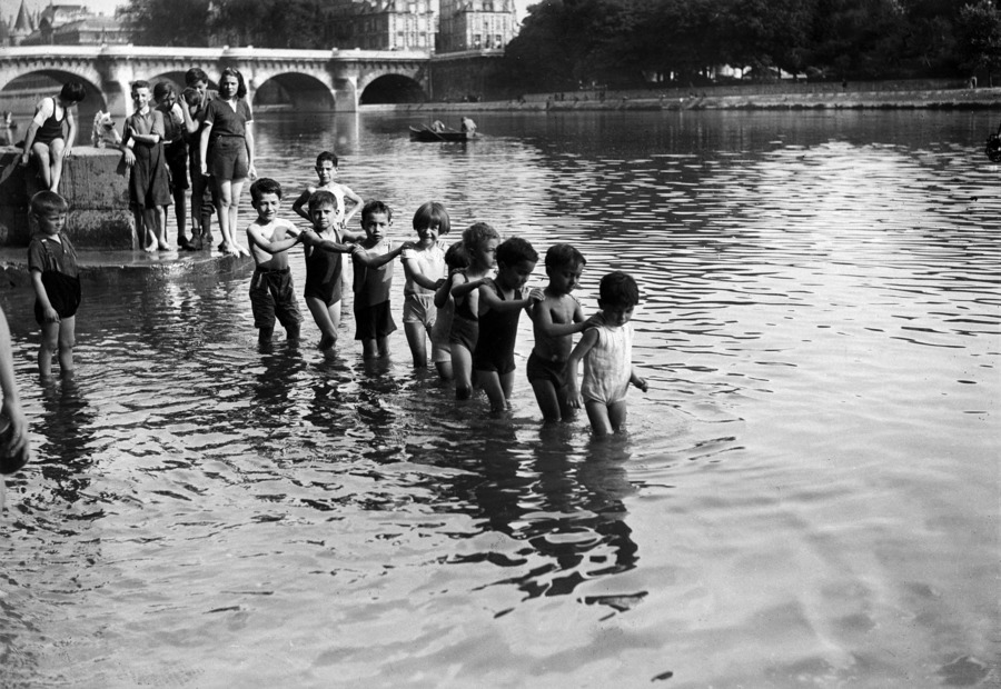 [SUJET DU WEEK-END]#Sujetduweekend
La baignade dans la Seine du 05/07 au 31/08/2025
Retrouvez notre sujet ici : shorturl.at/cgzxa
© LAPI / Roger-Viollet