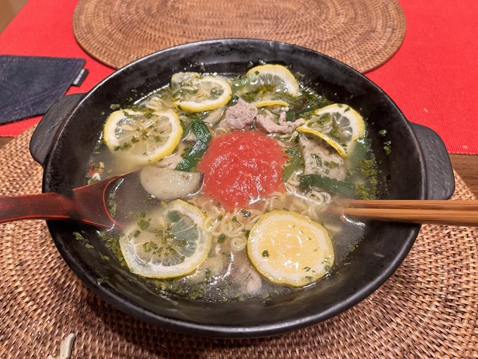 パクチー🌿レモン🍋トマト🍅ラーメン🍜

完成じゃい 