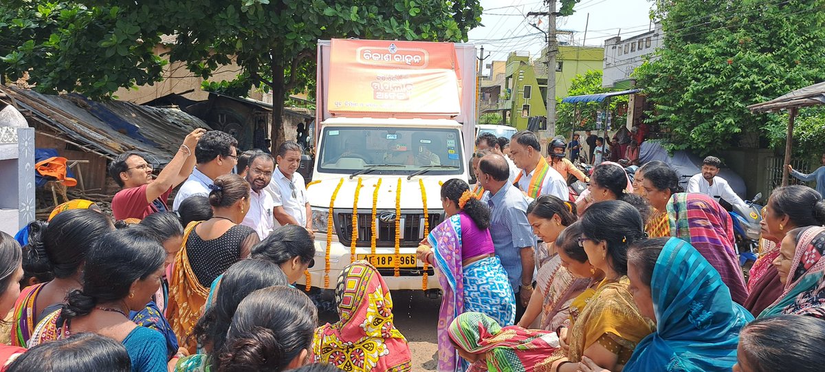 Rgda_Mplty's tweet photo. ରାୟଗଡ଼ ପୌର ପରିଷଦ ଆନୁକୁଲ୍ୟରେ "ବିକାଶ ବାହନ"ର ଦିତ୍ୱୀୟ ଦିନର ପରିଭ୍ରମଣ କାର୍ଯ୍ୟକ୍ରମ ଅନୁଷ୍ଠିତ ହୋଇଯାଇ ଅଛି । ଆଜି  ୱାର୍ଡ଼ ନଂ ୬ ରୁ ୱାର୍ଡ଼ ନଂ ୧୧ ପର୍ଯ୍ୟନ୍ତ ସମସ୍ତ ଅଧିବାସୀ ମାନଙ୍କୁ ସରକାରଙ୍କ ଦ୍ଵାରା ପ୍ରଚଳିତ ବିଭିନ୍ନ ଲୋକାଭିମୁଖୀ ଯୋଜନା ଗୁଡ଼ିକ ବିଷୟରେ ଅବଗତ କରାଯିବା ସହ ପ୍ରଚାର ପ୍ରସାର କରାଯାଇଥିଲା । https://t.co/qFwLMDieOv