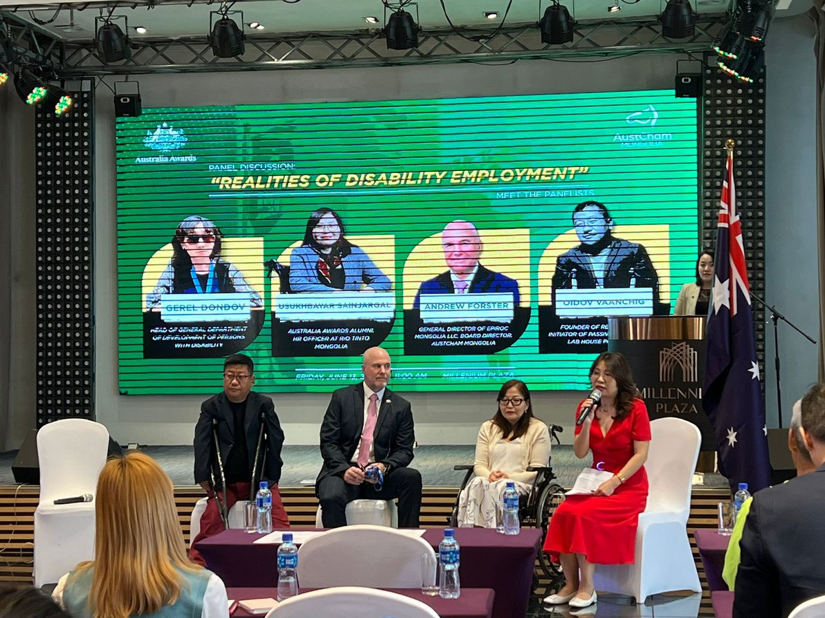 The "Towards an Inclusive Society for All" workshop brought together key
stakeholders - people with disability, government, non-government organisations, businesses, and
Australian alumni for open dialogue on inclusive employment.