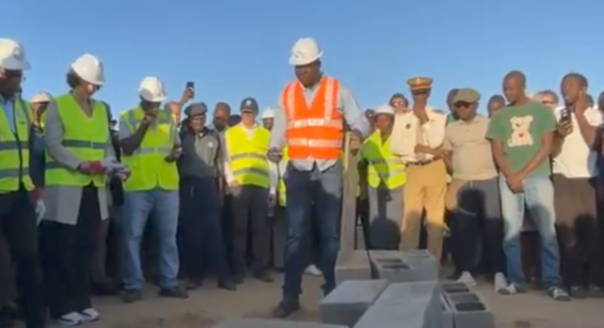 🎉 A major milestone for Casa Real!

Yesterday marked the groundbreaking of the first phase of the ambitious 25,000-home project in Maraza, Mozambique! 🇲🇿

Casa Real has been contracted to kick off phase 1 of the project. 🏗️ More developers will join over time.

Each new family