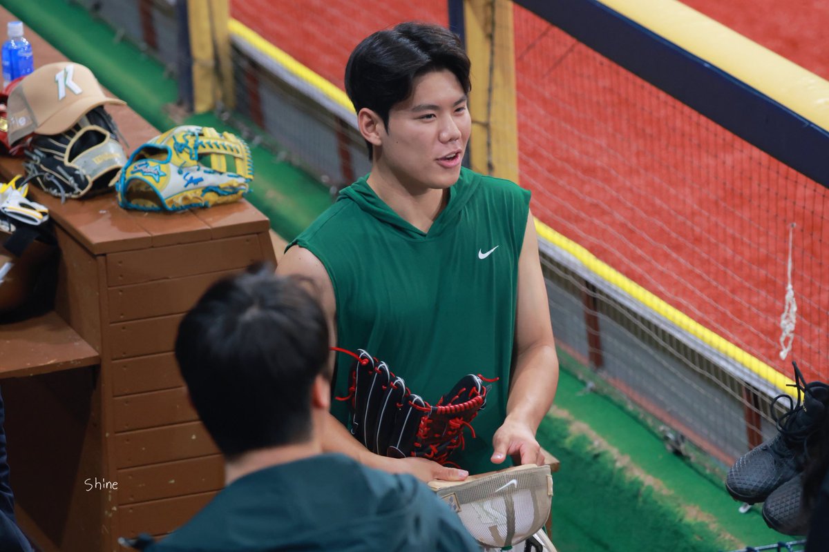 250506 vs KIA

생각보다 잘 어울리던 그린👍🏻💚

#timeto_shine 
#키움히어로즈 #김윤하