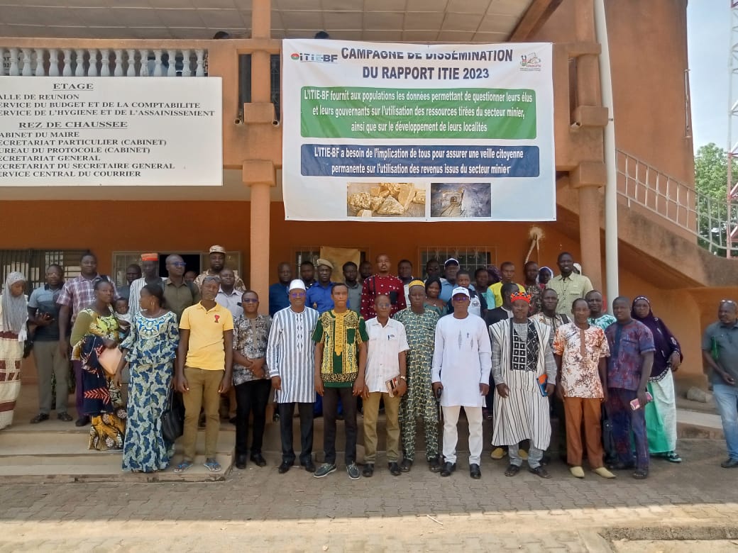 Elie Kaboré (@eliekabore) on Twitter photo Atelier ITIE-BF à Zorgho : Le secteur minier a rapporté des revenus nets de 594,82 milliards FCFA en 2023
- 12 sociétés minières ont déclaré 9 406 employés, dont 90,54 % de Burkinabè et 9,46 % de femmes.
minesactu.info/.../atelier-it…
@MinesActuBf <a href="/EITIorg/">EITI International</a> Atelier ITIE-BF à Zorgho : Le secteur minier a rapporté des revenus nets de 594,82 milliards FCFA en 2023
- 12 sociétés minières ont déclaré 9 406 employés, dont 90,54 % de Burkinabè et 9,46 % de femmes.
minesactu.info/.../atelier-it…
@MinesActuBf <a href="/EITIorg/">EITI International</a>