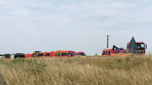 AlertesInfos's tweet photo. 🚨🇫🇷🇺🇦🚗 ALERTE INFO - QUATRE personnes sont décédées dans un accident impliquant un bus transportant des adolescents et adultes UKRAINIENS sur l'autoroute A81, au niveau de la commune de Degré, près du Mans.

👉 Il y aurait également 11 blessés graves et 34 blessés légers. https://t.co/a8Tp66VLUv