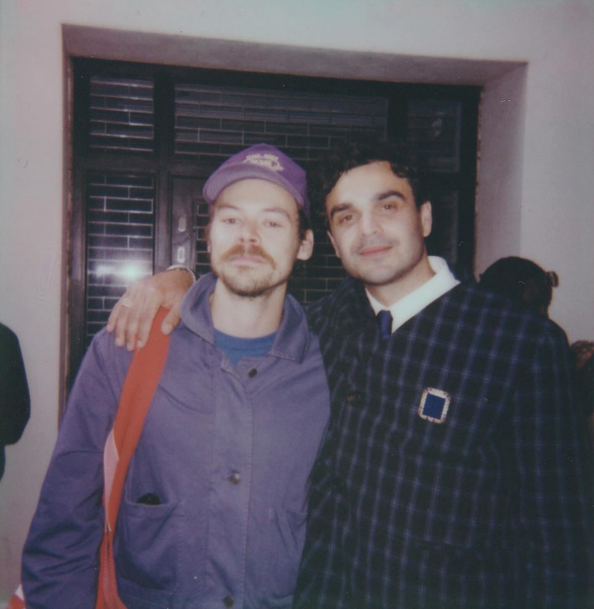 Harry avec le créateur Bleue Burnham à Londres récemment.

(via bleueburnham)