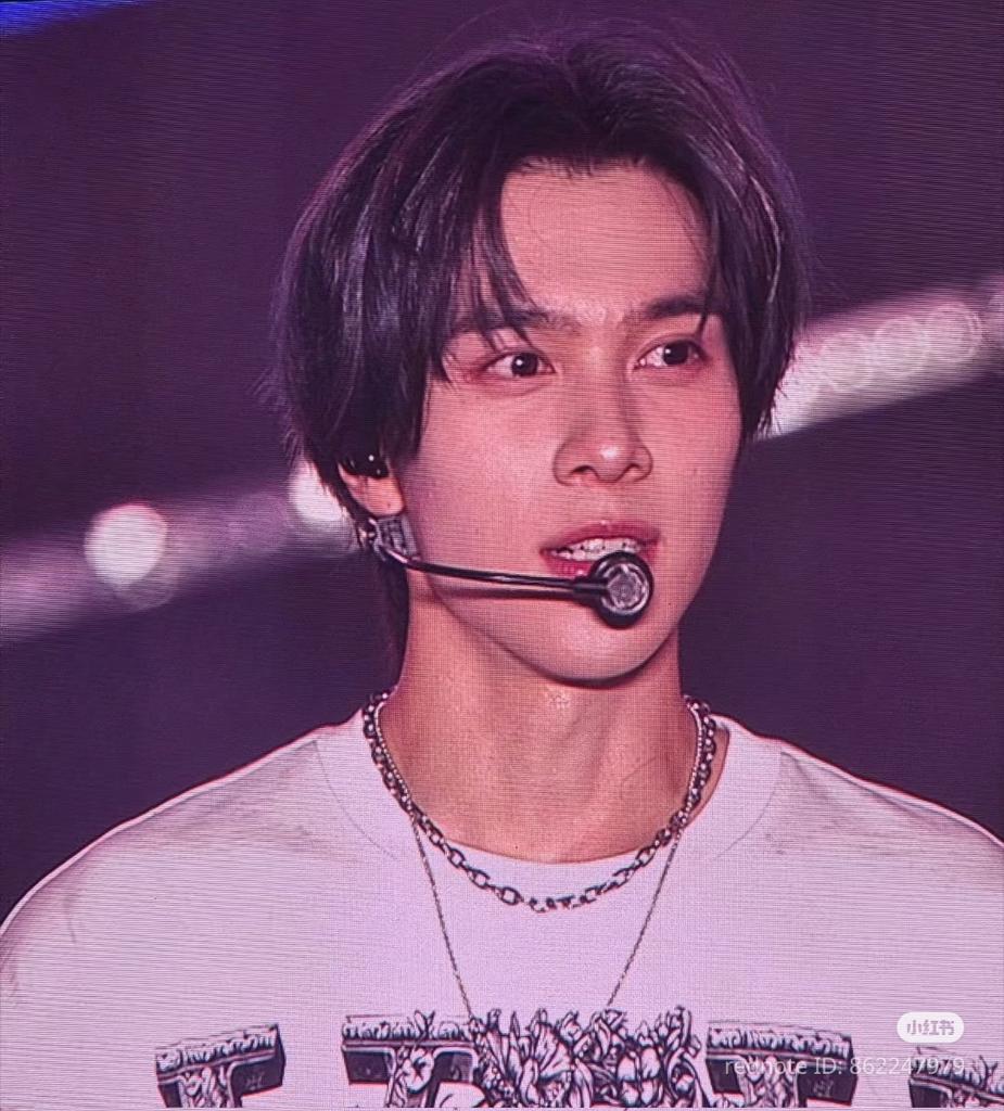 nyonyaawong_'s tweet photo. even the big screen can't make him look bad😭

#WayVx2025BOF
#2025BOF
#2025BUSANONEASIAFESTIVAL
#HENDERY https://t.co/2awx7XztGM