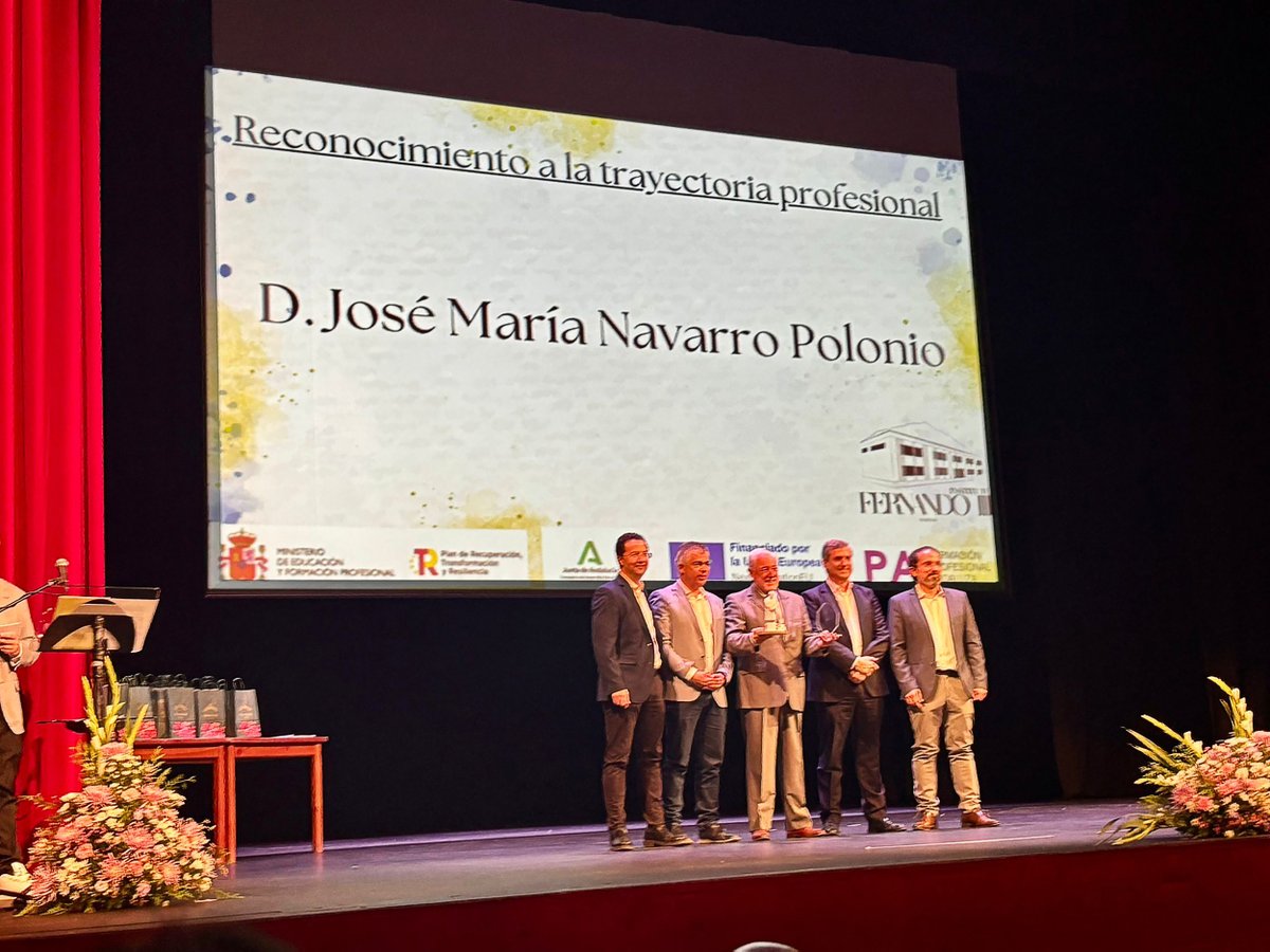 👩‍🏫 El IES Fernando III  de Martos ha celebrado hoy su acto de reconocimiento a los tutores de la Formación Profesional Dual, en el que se rendido un emotivo homenaje al recién jubilado José María Navarro, hasta hace poco gerente de Andaltec.

#FormaciónDual #Reconocimento