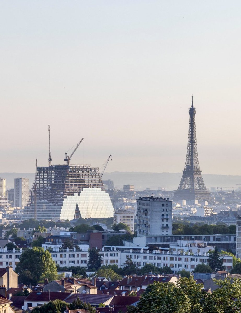 En 1889, la tour Eiffel repoussait les limites : plus haut monument du monde, prouesse technique inédite, manifeste de modernité. La tour Triangle ? Une tour de bureaux déjà vue ailleurs, à l’heure du télétravail et de l’urgence climatique. L’époque a changé. L’ambition aussi.