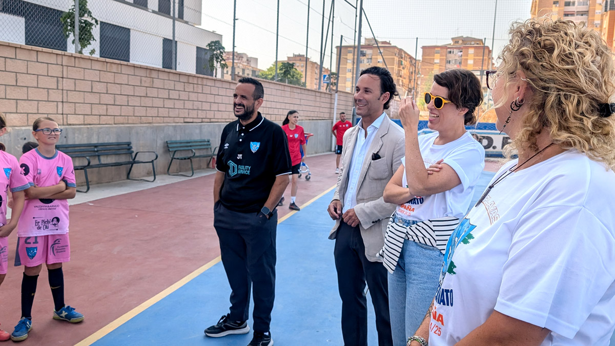 Fundación Fomento Deporte (@deportefomento) on Twitter photo ⚽️<a href="/FundlaCaixa/">Fundación ”la Caixa”</a> y <a href="/caixabank/">CaixaBank</a> evitan que un equipo de niñas se quede fuera de la Fase Final del Campeonato de España de fútbol sala.
💜 Luis Felipe Siles y Yolanda Solero entregan personalmente el cheque que permite a la <a href="/udplayasdemala1/">@udplayasdemalagafutsal</a> viajar a Galicia.
🔍 bit.ly/3SLOTM5 ⚽️<a href="/FundlaCaixa/">Fundación ”la Caixa”</a> y <a href="/caixabank/">CaixaBank</a> evitan que un equipo de niñas se quede fuera de la Fase Final del Campeonato de España de fútbol sala.
💜 Luis Felipe Siles y Yolanda Solero entregan personalmente el cheque que permite a la <a href="/udplayasdemala1/">@udplayasdemalagafutsal</a> viajar a Galicia.
🔍 bit.ly/3SLOTM5
