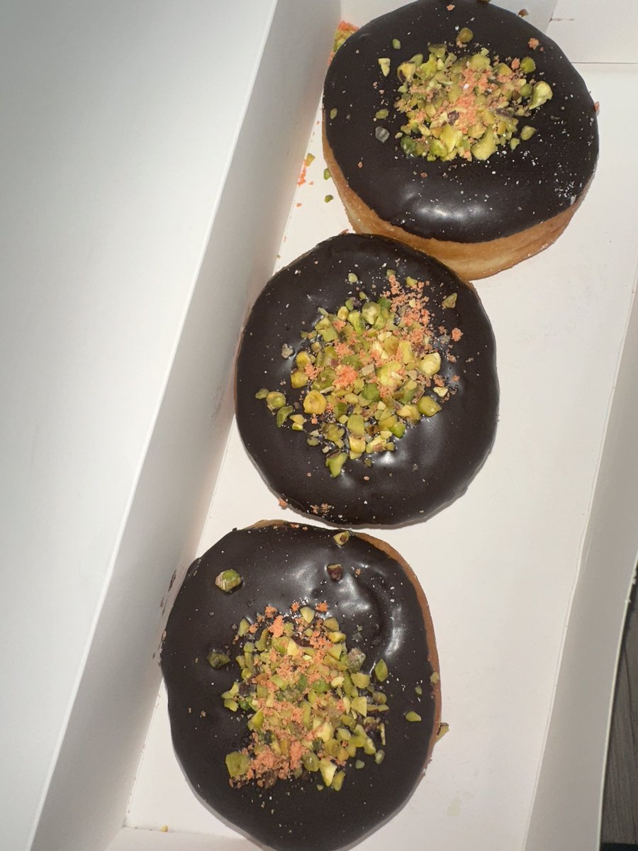 ThoughtSoRight's tweet photo. Haynako Brent,
You made me do it! Dahil panay ka gising ng maaga to save a donut, I got curious sa lasa.
Eto ako ngayon hahahaha
#DunkinDonutPH #PBB https://t.co/le8ZIp2GAE