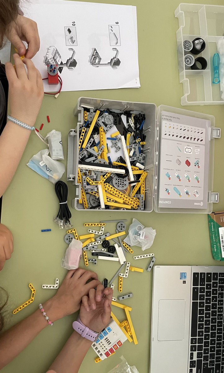 daniel_albertos's tweet image. Con estos calores, nunca viene mal un ventilador. Los alumnos del colegio La Amistad de Fuenlabrada han realizado hoy un proyecto de domótica con Nezha y microbit para estar mas fresquitos 
#CodigoEscuela4_0_Madrid