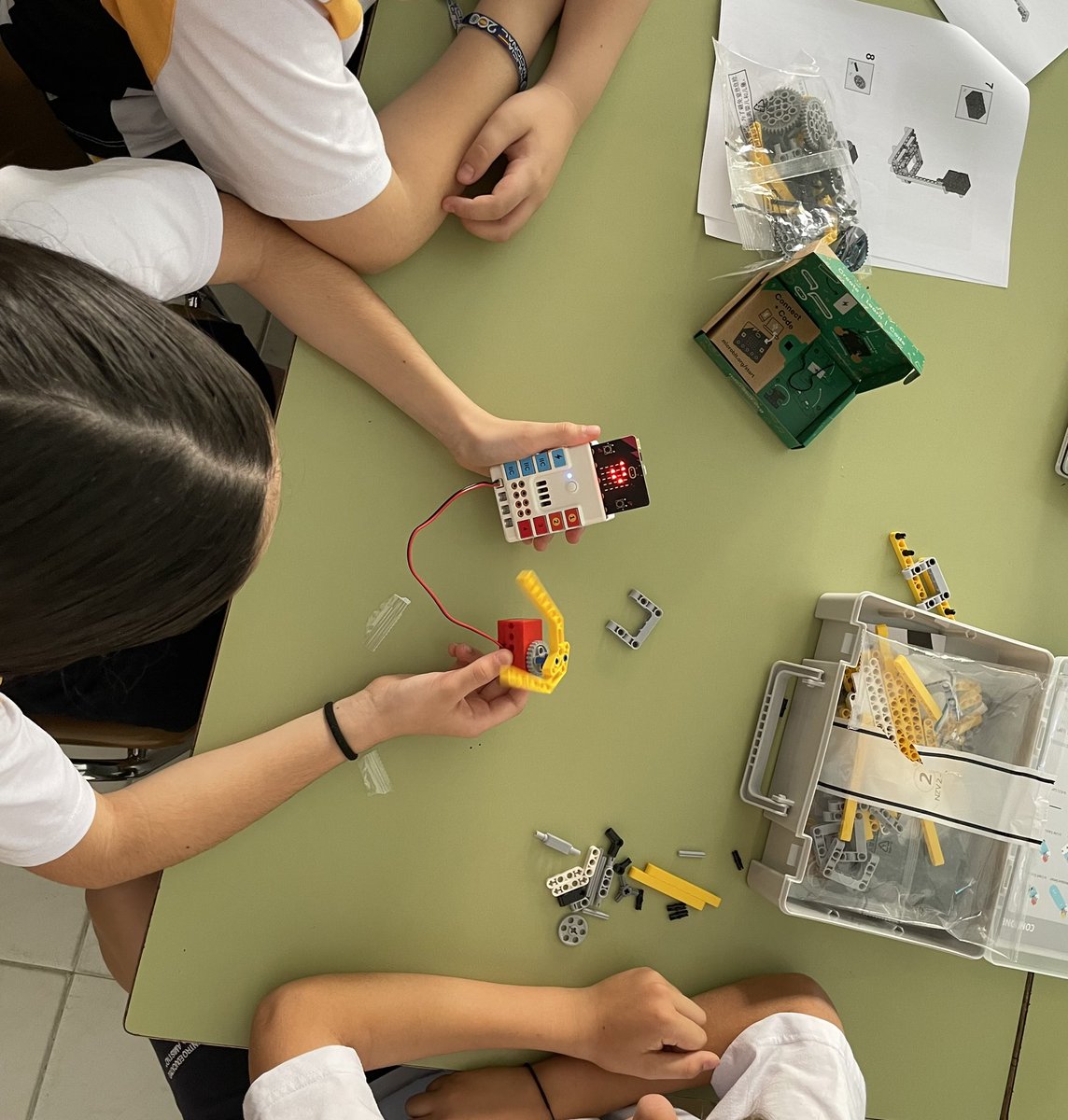 daniel_albertos's tweet image. Con estos calores, nunca viene mal un ventilador. Los alumnos del colegio La Amistad de Fuenlabrada han realizado hoy un proyecto de domótica con Nezha y microbit para estar mas fresquitos 
#CodigoEscuela4_0_Madrid