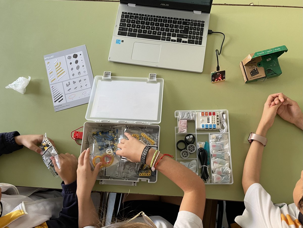 daniel_albertos's tweet image. Con estos calores, nunca viene mal un ventilador. Los alumnos del colegio La Amistad de Fuenlabrada han realizado hoy un proyecto de domótica con Nezha y microbit para estar mas fresquitos 
#CodigoEscuela4_0_Madrid