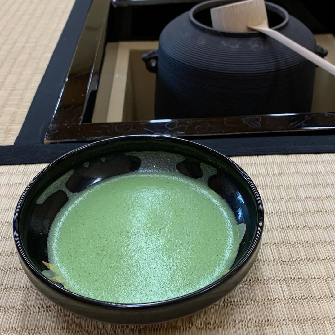 今日のお稽古は雨

急なお休みが相次ぎ、
前後でゆっくり自服を楽しみました。

少し早めの青楓の平茶碗で一服
兜のお茶碗で一服

いつも準備片付けでバタバタなので、
たまにはよいものです。
 #茶道 #横浜観光 #日本文化 #茶室 #和の美 #抹茶 #お茶タイム #茶器 #日本庭園 #和の空間 #心の平和