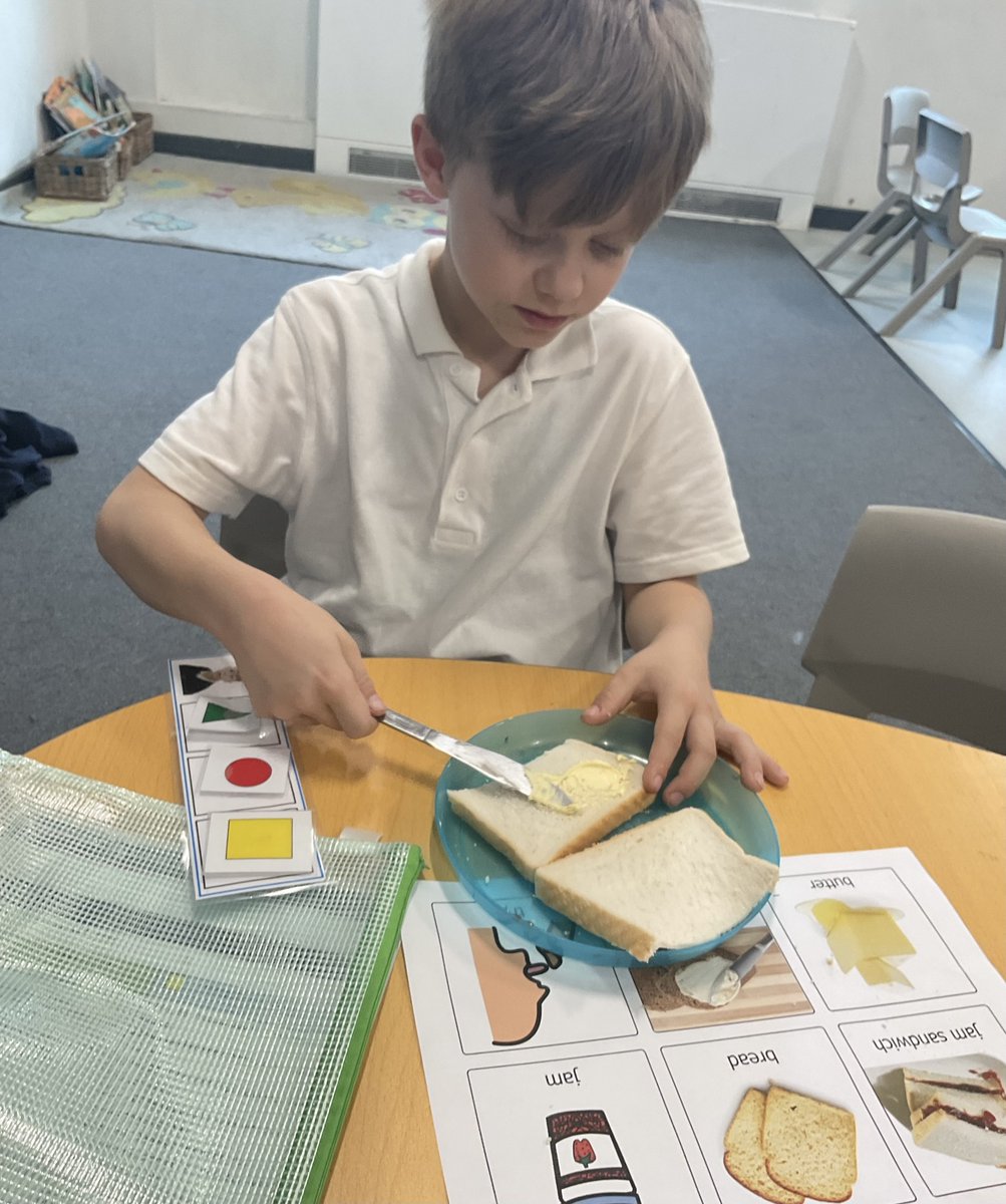 Orchards_School's tweet image. 🧺✨ Woodland 3 have been busy in the kitchen! This week, we learned how to make jam sandwiches, practiced our knife skills, and shared our likes and dislikes when it comes to tasty treats! 🍓🍞🔪@BrightFuturesET

 #LifeSkills #LearningThroughFun #TastyTimes