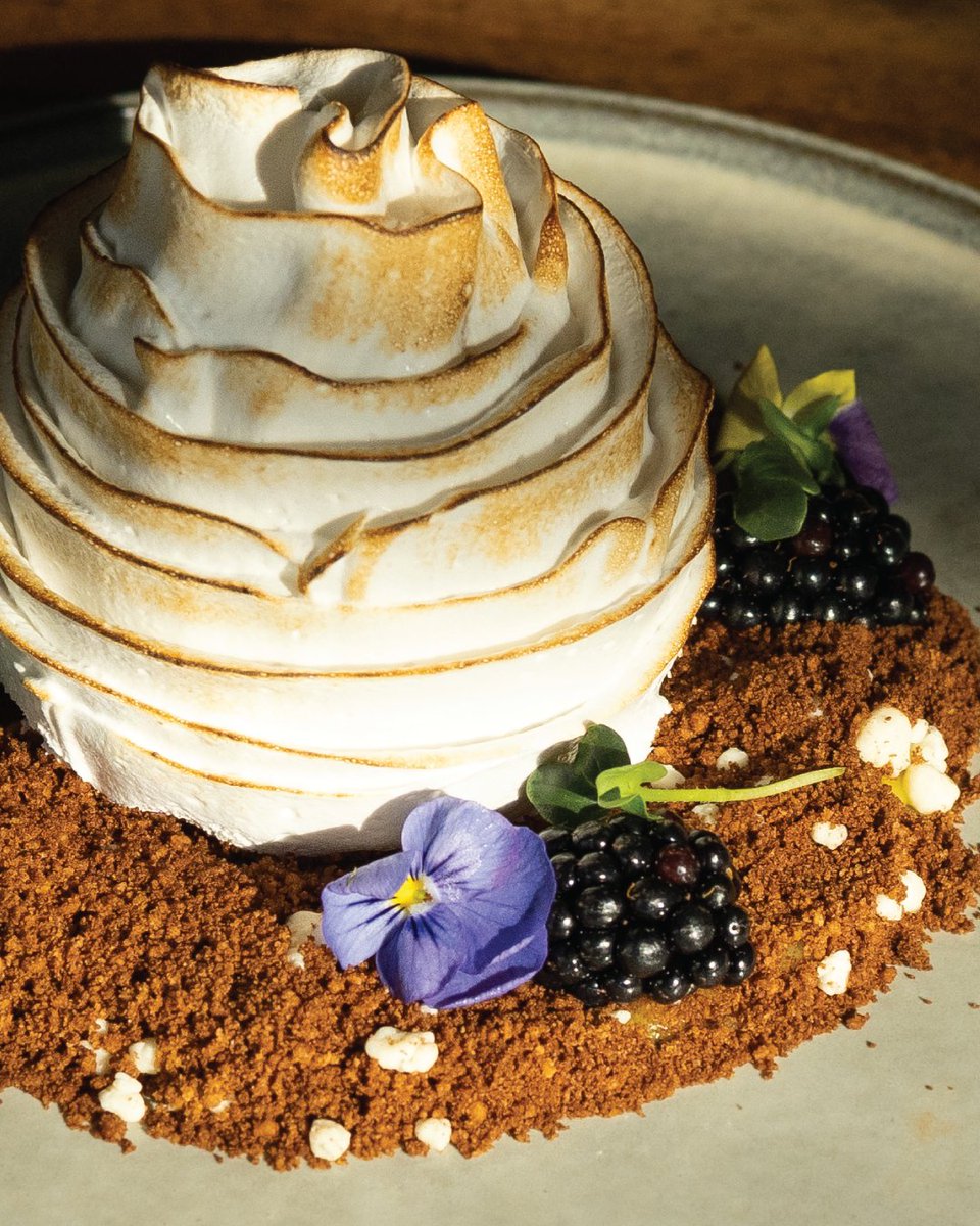 Our modern take on the classic Baked Alaska — Shiso ice cream melts into toasted meringue and rich chocolate crumble for a bite that’s light, aromatic, and deeply satisfying✨
شيسو ألاسكا على طريقة طوكيو — طعم منعش وخفيف من قائمتنا الصيفية الخاصة
#TokyoSummerEdition