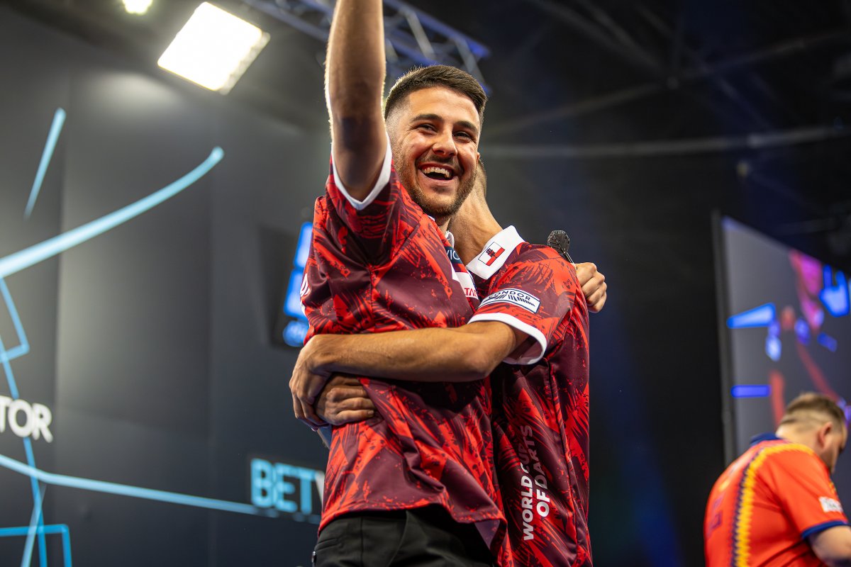 YES BOYS! 👏👏👏

Justin Hewitt and Craig Galliano defeat China 4-2 to keep their hopes of progression alive. 

They now need China to defeat the Republic of Ireland tonight if they are to reach the knockout stages... 🤞

#Darts #WCoD