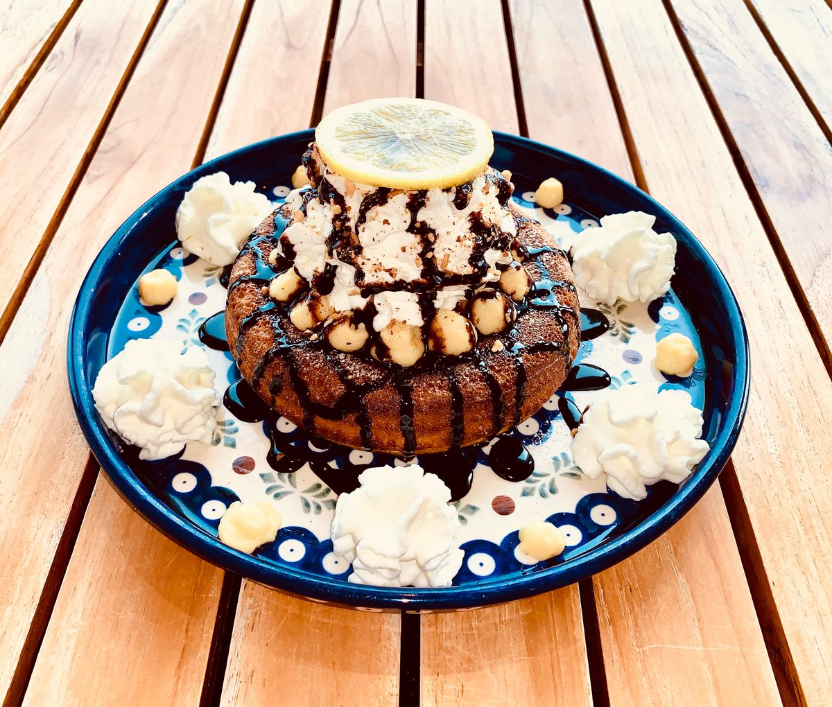 季節限定　夏
レモンチョコパンケーキ

レモン生地パンケーキに
爽やかレモンクリーム+チョコナッツ
相性抜群のコーヒーといっしょに
食べてみてくださいね

ご来店をお待ちしています🙇‍♂️