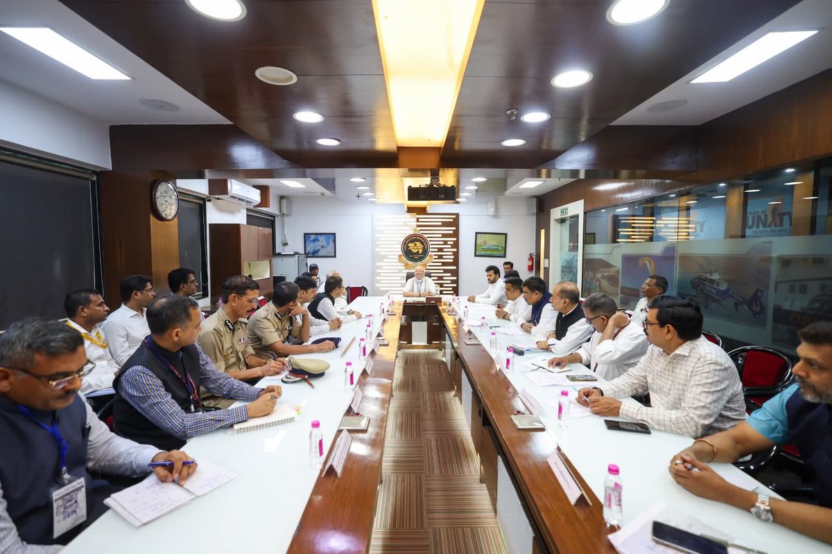 प्रधानमंत्री श्री <a href="/narendramodi/">Narendra Modi</a> जी ने अहमदाबाद हवाई अड्डे पर शीर्ष अधिकारियों के साथ समीक्षा बैठक की अध्यक्षता की।
#AhmedabadPlaneCrash #planecrash #AirIndia