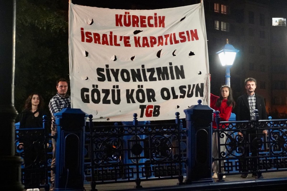 İncirlik ve Kürecik üsleri, ABD ve İsrail'e eşkiya yataklığı yapmaktadır. 
 
Kürecik, topraklarımızda İsrail’i korumak için gözcülük yapmaktadır!

Kürecik’e el konsun, İsrail kör olsun!