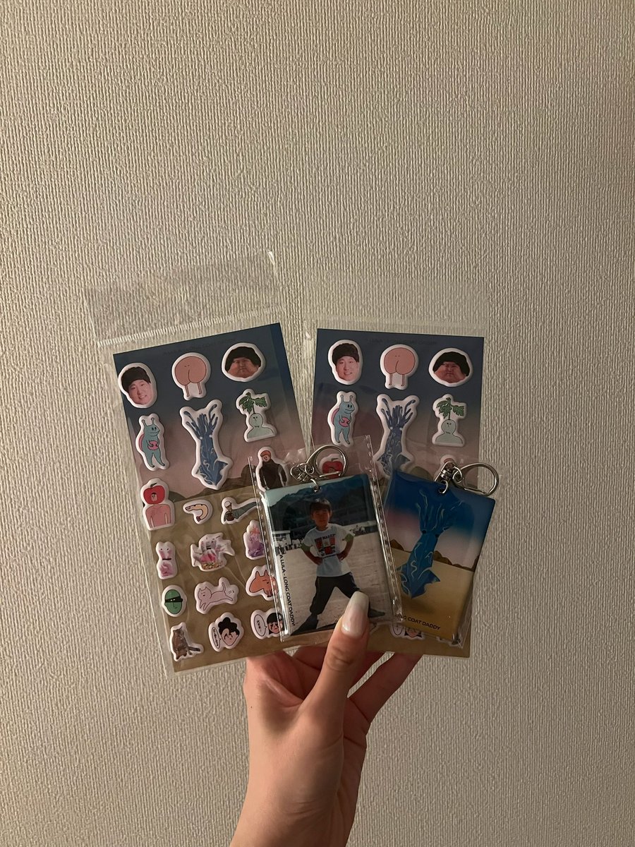 ko_na_lcd76's tweet photo. ロコディ単独😺🐰最高に楽しかった〜❗️
ロングコートダディのあの世界観好きすぎる、、グッズも無事ゲットできて満足❗️ひとつ本当に好きなコントあって余韻余韻
#ロングコートダディ
#あるうら https://t.co/pokjNONAGG