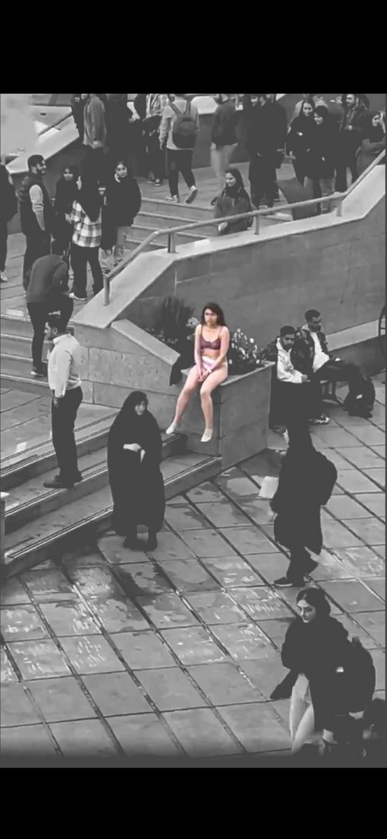 Les Mollahs financent le Hamas, le Hezbollah, les Houthis, les attentats en Europe
Ils pendent leur jeunesse, bâillonnent leurs femmes, haïssent l’Occident
Cette nuit, Israël a fait ce que personne n’a osé faire
Il était temps 💪🇮🇱
#Iran #Israël #FemmeVieLiberte #Teheran #Mollah