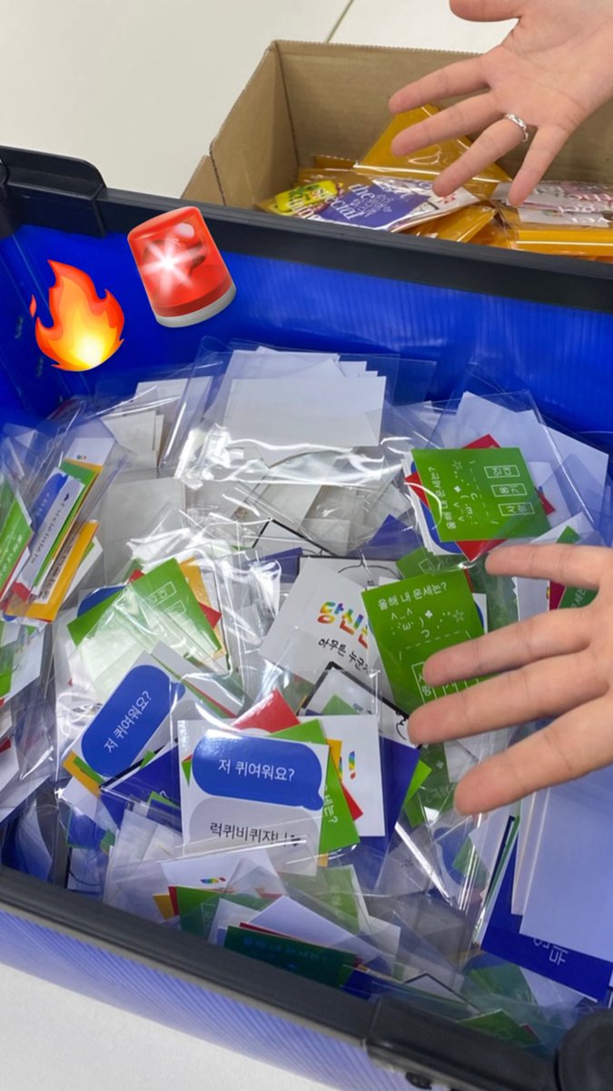 <인권위 앨라이모임은 오늘 . . . >
퇴근 후 남은 체력을 불살라(?) 😱 내일 퀴퍼에서 나눠드릴 선물을 준비했어요!!! 
25번 부스... 홍보 많이 부탁드립니다!
프로그램 참여하고 퀴여운 굿즈들 받아가세요 👉👈