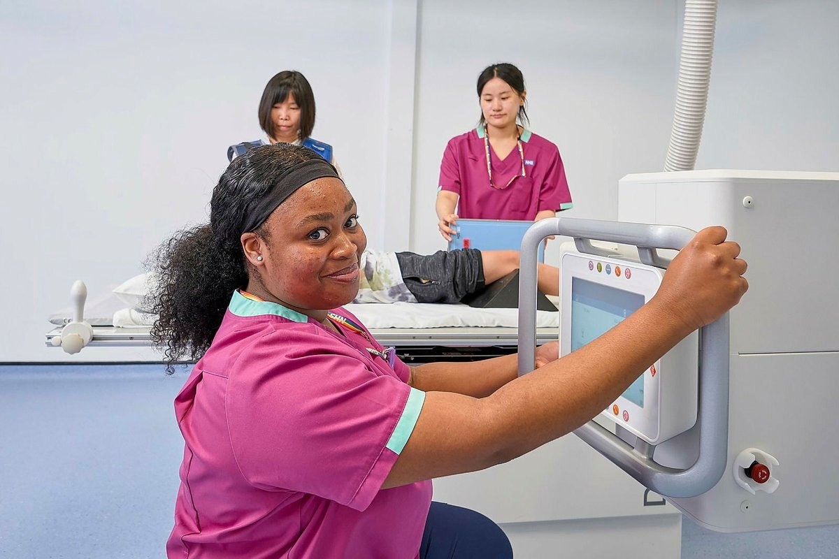 The Reframe Project doesn’t just show how conditions look on different skin tones - it also shows diverse NHS staff in action.👩🏿‍⚕️

Take a look at the free library here: reframeimagelibrary.fotoware.cloud/fotoweb/