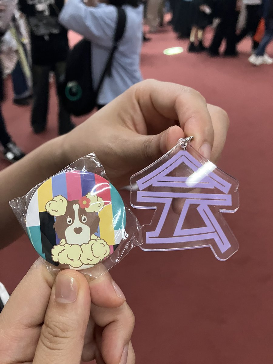sober_1030's tweet photo. ライブのガチャで、くじ運の強いゆうちゃんに
「ピンバッチねらいね！緑黄色社会の”会”とかいらないからね！」
ってゆったら

私→ピンバッチ
ゆうちゃん→”会”

流石のくじ運！天才的🎯👏

#リョクシャカ #ChannelU https://t.co/xP8Hwmo6aE