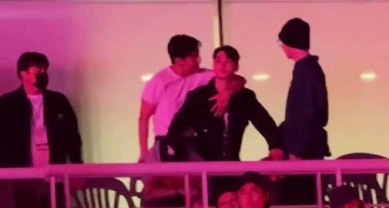 jkvdreams's tweet photo. here's thread of all taekook moments in hobi's concert 😋 https://t.co/6Es1Qq5ZbB