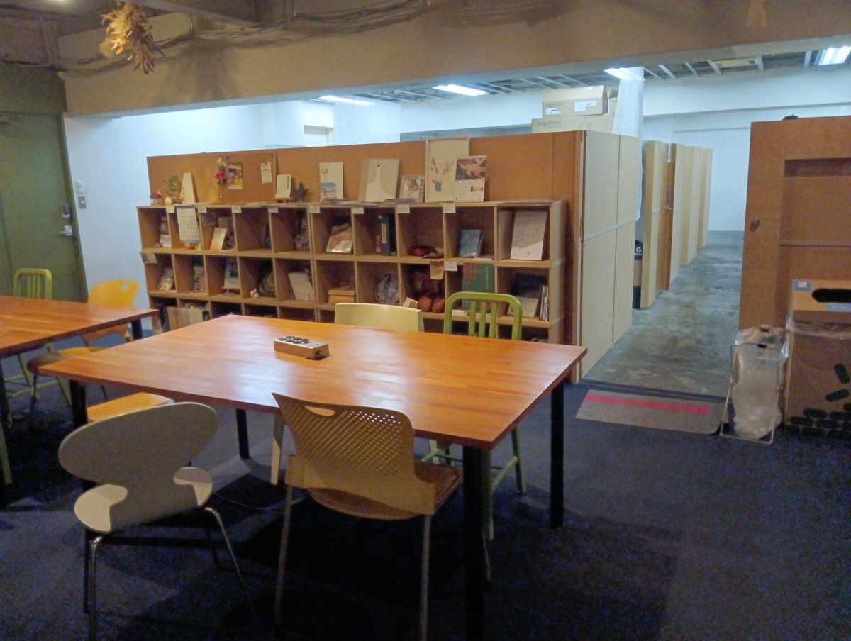 立ち寄った運営するコワーキング&amp;シェアオフィス、まだまだ照明明るく、みんな仕事している！