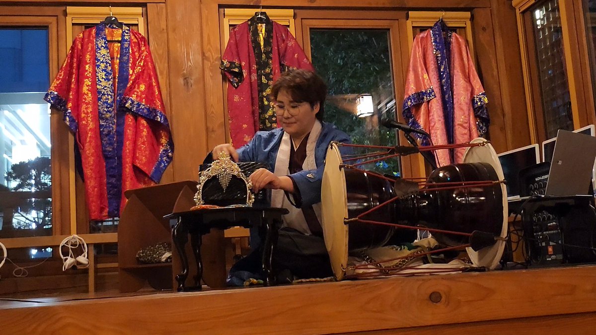 이번에 알게된건데 여성국극제작소가 있대요
1세대 여성국극 배우님의 가르침을 받으셨고,
그거 아셔요..? 저 박수빈배우님이... 20대신줄알았거든요? 극강 동안이신데, 이분... 경력이 28년이래요. ??? 뱃속부터해도 28년 안될거같으신 미모로...
어딜봐서...