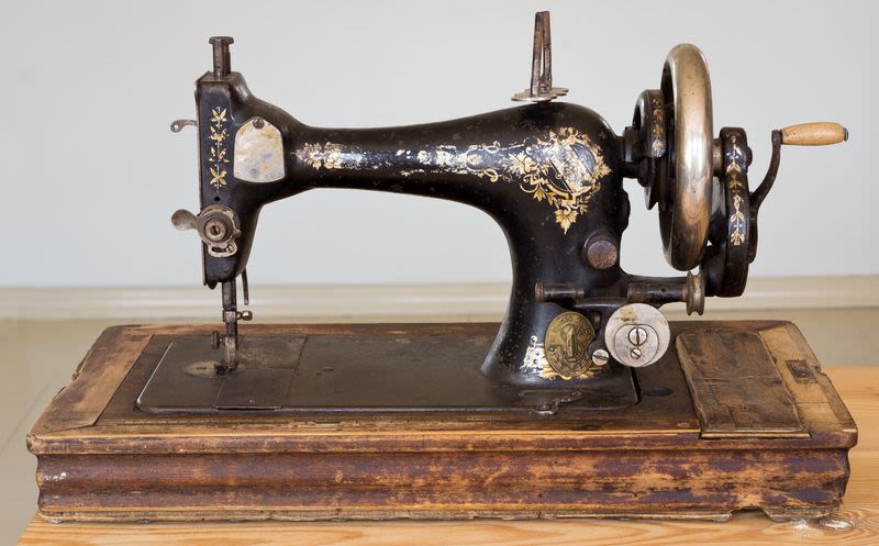 Happy #SewingMachineDay! #Singer sewing machines and their logos and fonts are embedded in the collective mind of many, but how did they end up there in the first place? Read our blog to find out 
➡️ bit.ly/2PrLEbs