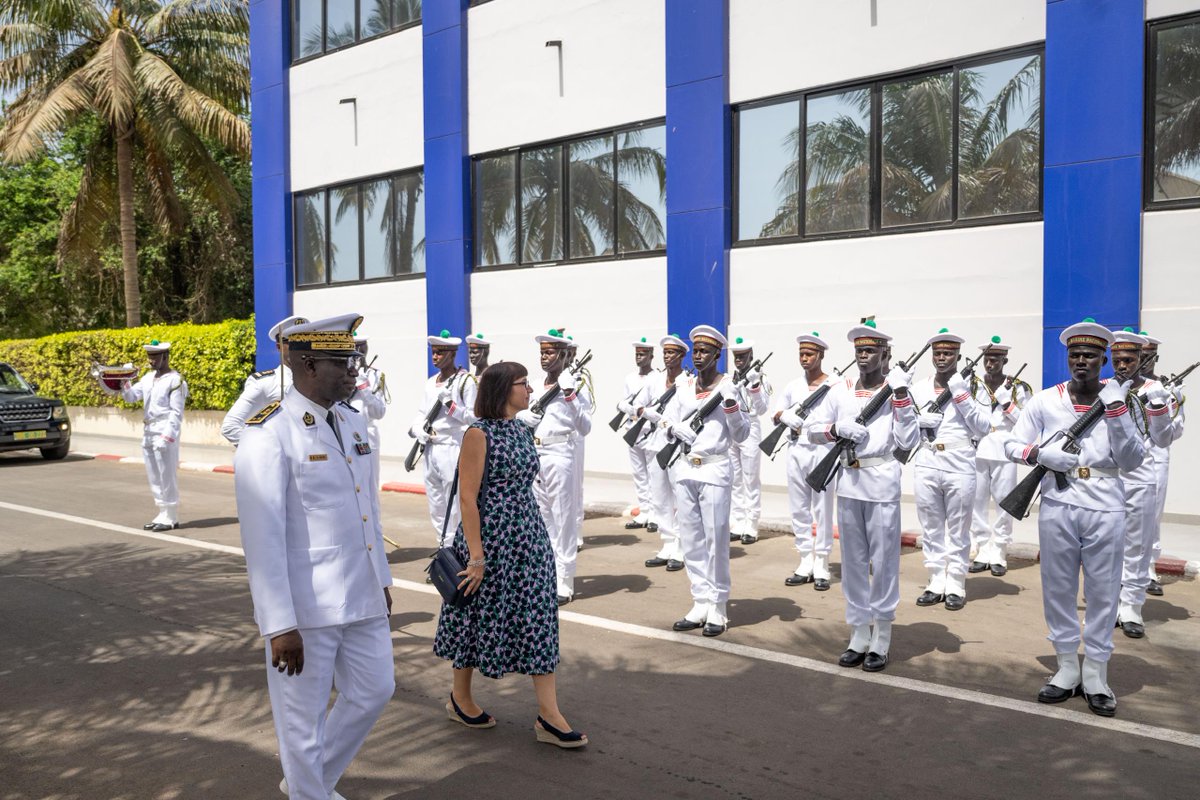 🇬🇧🇸🇳 Deux nations maritimes qui renforcent leur coopération sécuritaire.

Le 10 juin, le 🇬🇧 a remis 93 millions Fcfa d’équipement à la marine🇸🇳 pour lutter contre la criminalité en mer, protéger les ressources maritimes et assurer la souveraineté en mer. <a href="/CHEFDIRPA/">DIRPA</a> 

#XaritooDay