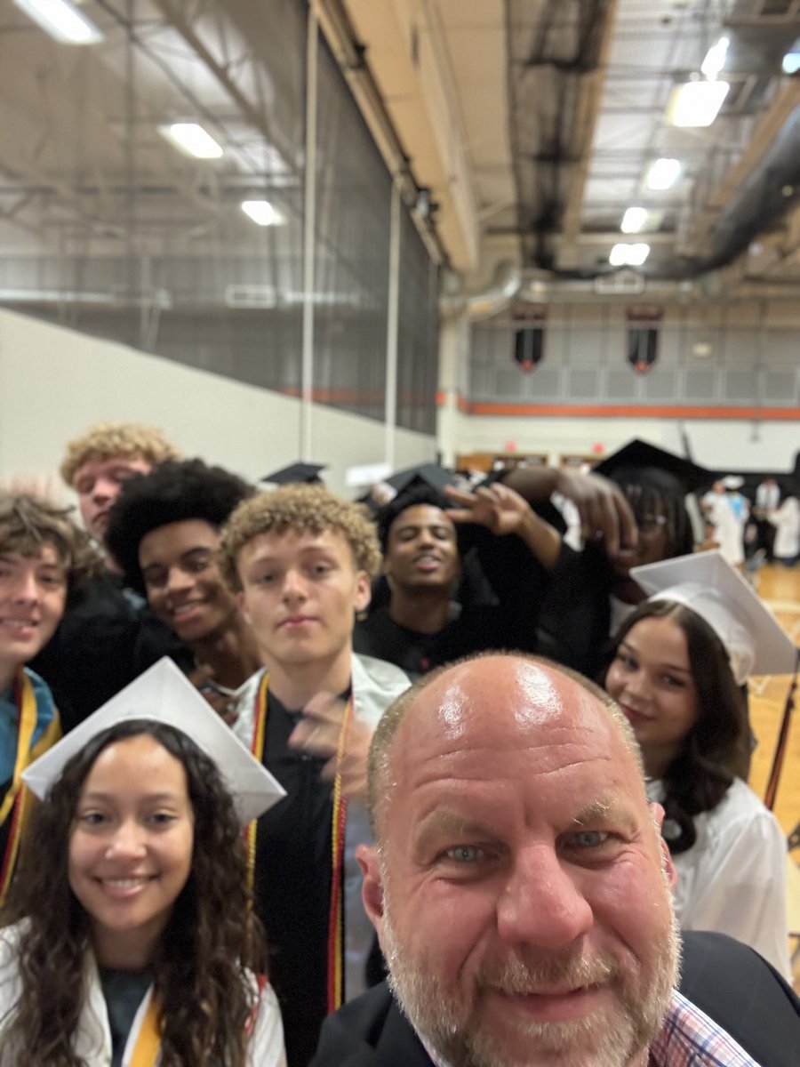 And they’re off! Senior Send Off Day is underway! Gonna miss this crew. They’ve come a long way! ⁦<a href="/MohonCSD/">MohonCSD</a>⁩ ⁦<a href="/mrkarandy/">Mr. Karandy Mohon Tech and AP ☕️</a>⁩