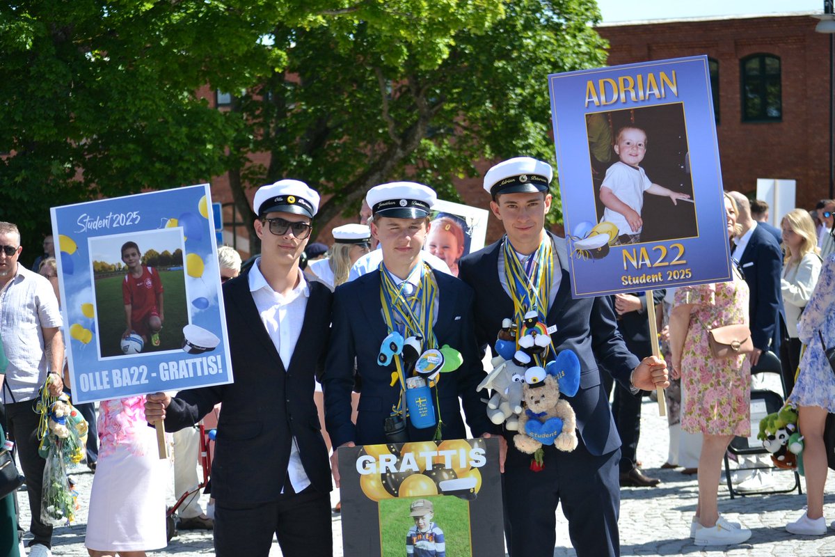 Stort grattis till våra A-lagsspelare Adrian Petersson, Jonathan Paulsen och Olle Persson som tar studenten idag! 🎓

Vi skickar också våra gratulationer till alla andra studenter i ÅFF:s akademi! 🔴⚪️🔵