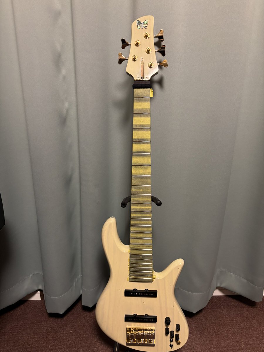 TM_jazzstation's tweet photo. どうもです〜！
ベーシストの森田哲生です！

先日、ベースのフレット磨き指板清掃しました〜！
更に良い感じの音になりましたー！

この楽器の特徴の話や、実際の演奏での音など動画にしましたー！
是非〜！

#5弦ベース
#fodera
#フォデラ
#ベース
#bass

https://t.co/cYqFRD2f8U https://t.co/xvQ1xbI0Kv