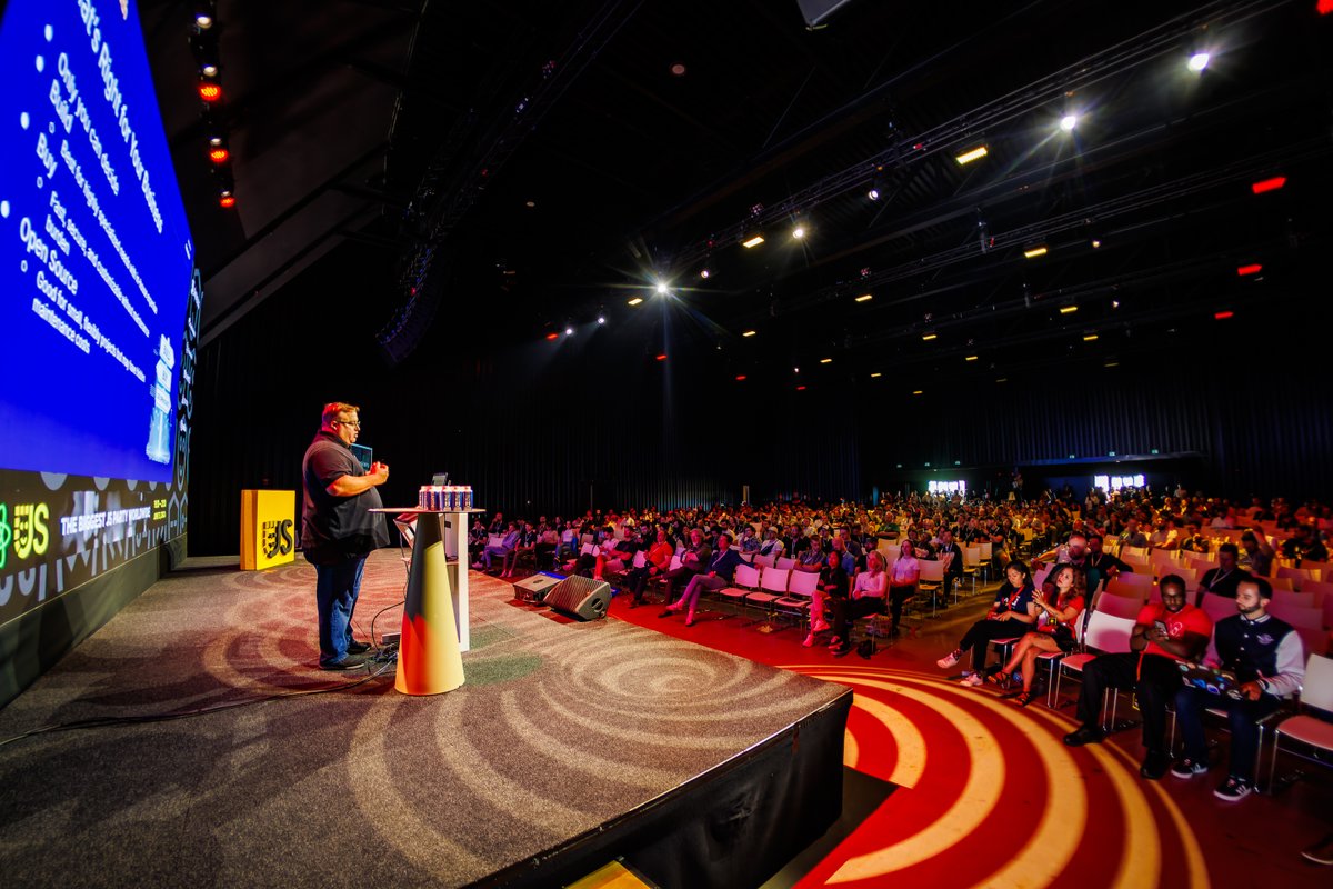 thejsnation's tweet image. .@MarkRobustelli on the #JSNation stage😍