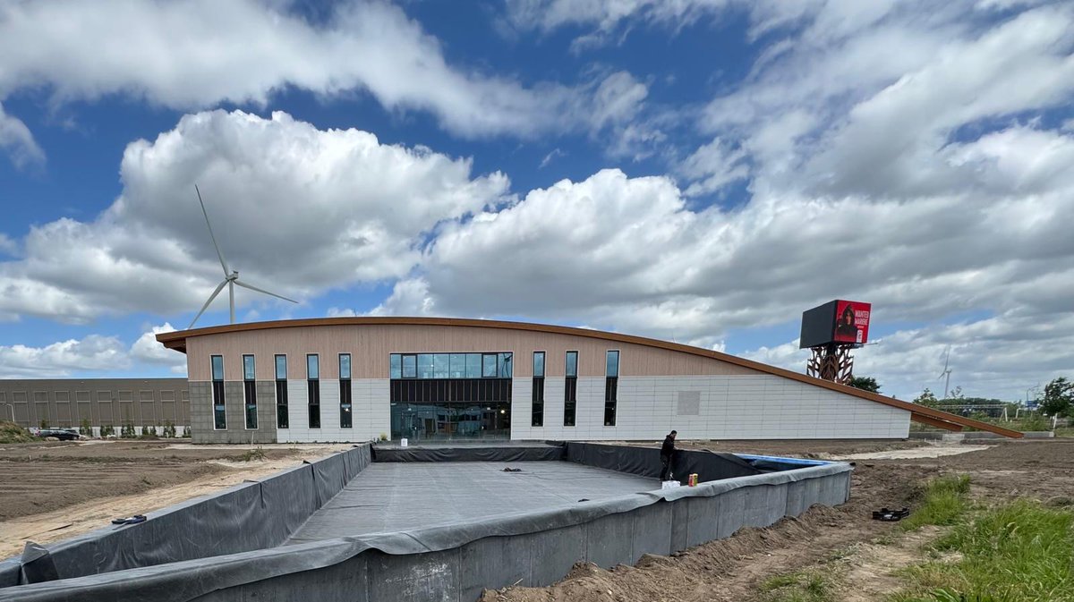 🎉 𝗦𝗮𝘃𝗲 𝘁𝗵𝗲 𝗗𝗮𝘁𝗲: 𝗢𝗽𝗲𝗻 𝗗𝗮𝗴 𝗥𝗢𝗢𝗧𝗭 – 𝟭𝟴 𝘀𝗲𝗽𝘁𝗲𝗺𝗯𝗲𝗿 𝟮𝟬𝟮𝟱 🌱
Benieuwd naar de kracht van de plant, en wat de boomkwekerij daarin betekent? Zet dan 𝟭𝟴 𝘀𝗲𝗽𝘁𝗲𝗺𝗯𝗲𝗿 van 13:00 tot 20:00 alvast in je agenda!
📍 Locatie: ROOTZ Rijsbergen