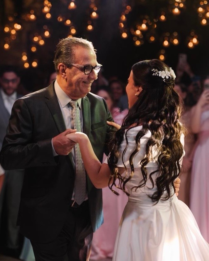 Hoje celebramos a vida da minha querida neta primogênita. Ver você crescer, amadurecer e formar uma família é um grande privilégio. Que Deus te abençoe abundantemente, derramando amor, paz, saúde e muitas alegrias. Você é uma bênção em nossas vidas. Feliz aniversário, Maria