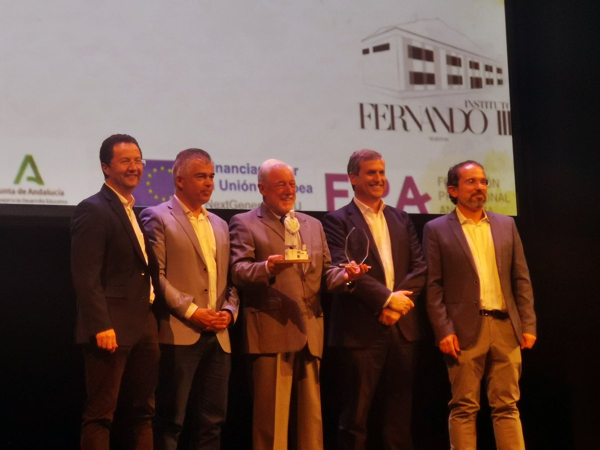 Clúster del Plástico de Andalucía (@plasticluster) on Twitter photo ▶️ Damos la enhorabuena a José María Navarro, presidente honorífico del <a href="/plasticluster/">Clúster del Plástico de Andalucía</a>, que ha recibido hoy un reconocimiento a su trayectoria profesional por parte del IES Fernando III de Martos, por su implicación en la Formación Profesional Dual.
👏 👏 👏
#SomosCPA ▶️ Damos la enhorabuena a José María Navarro, presidente honorífico del <a href="/plasticluster/">Clúster del Plástico de Andalucía</a>, que ha recibido hoy un reconocimiento a su trayectoria profesional por parte del IES Fernando III de Martos, por su implicación en la Formación Profesional Dual.
👏 👏 👏
#SomosCPA