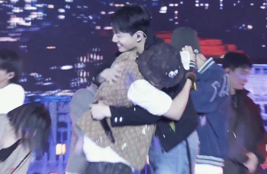 FINALMENTE TENEMOS REUNIDA A NUESTRA FAMILIA 7/7.🥹💜

HOPE ON THE STAGE TOUR FINAL
#HOPE_ON_THE_FESTA_STAGE
#HOS_TOUR_FINAL_D1