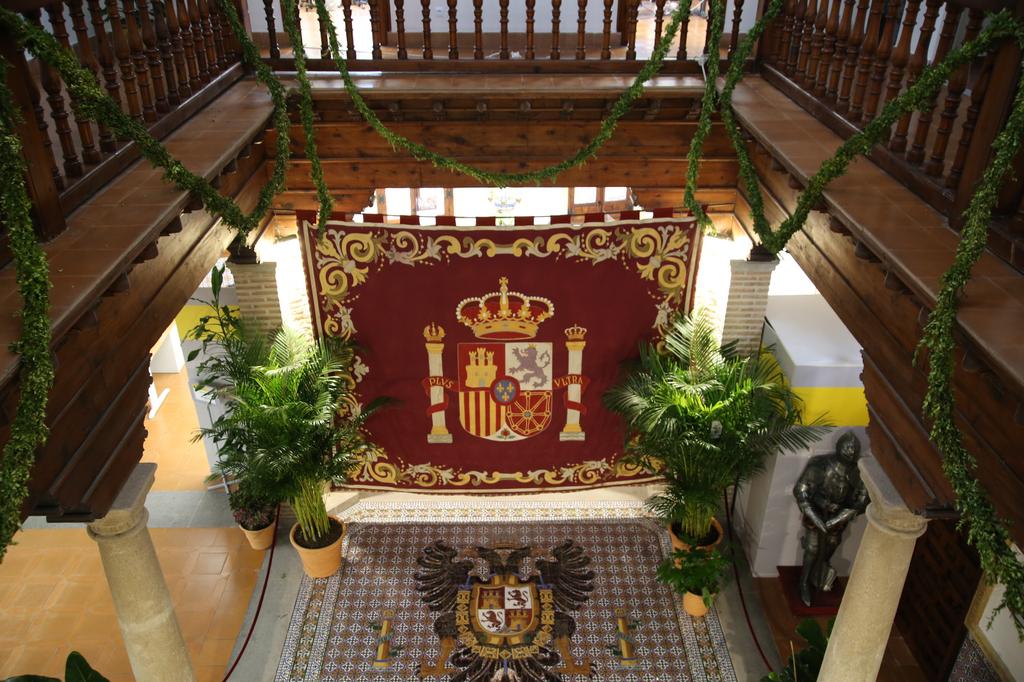 Abrimos las puertas de la Delegación del Gobierno para que la ciudadanía pueda disfrutar de su patio en el #Corpus, engalanado para la ocasión, con un gran tapiz con el escudo de 🇪🇦 y plantas de gran porte, de más de 150 centímetros, y plantas robustas de porte mediano