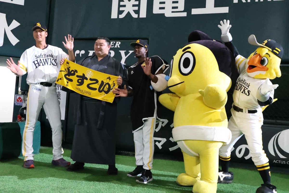 sumokyokai's tweet photo. ＜パ・リーグ×大相撲＞
本日のヒーロー秋広選手とモイネロ投手と一緒に一枚。
正代と相撲を取ってみたいと、モイネロ投手がヒーローインタビュー後にきてくださいました。

#sumo #相撲 #sbhawks https://t.co/2tLooTRpYV