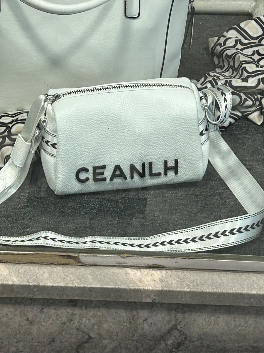 Cartera de diseñador. Modelo: Anagrama