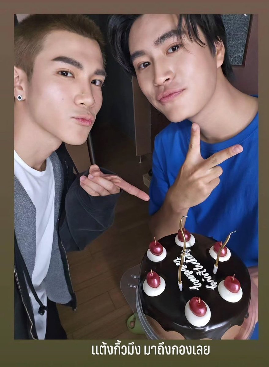 mxwntwnrw's tweet photo. คอลหากันเพราะต่างคนต่างทำงาน แต่สุดท้ายคนนึงพอเสร็จงานก็ไปเซอไพรส์เขาถึงกอง ขอบคุณที่แชร์มุมหลังกล้องออกมานะครับ มันน่ารักมากๆๆเลยนะ ความรักที่หนูสองคนมีให้กันมันบริสุทธิ์มากจริงๆ😭🤍

OUR GORGEOUS GEMINI DAY
#21stGEMINIDay
#Gemini_NT #Fourthnattawat #GeminiFourth #เจมีไนน์โฟร์ท https://t.co/rFdKWZGlV4