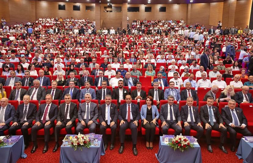 MTSO ve Mersin AGOPARK Yönetim Kurulu Başkanı Hakan Sefa Çakır, Ticaret Bakanı Ömer Bolat’ın katılımıyla düzenlenen Mersin Ekonomi Zirvesi Sonuç Bildirge Toplantısı’nda Mersin iş dünyası adına konuştu.