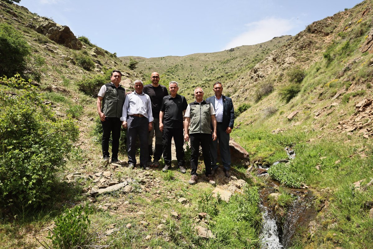 Küçük Menderes’in hayat verdiği toprakların kaynağı, Karakoyun Yaylası…

Yaylanın güney ucunda, kayaların arasından usulca süzülen bir su, zamanla büyüyüp bir nehre dönüşür: Küçük Menderes…
Doğduğu bu yalnız ve yüksek yaylayı ardında bırakıp, Ödemiş Ovası’nı besler; tarih