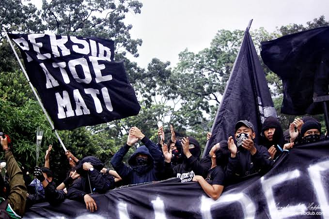 fahmiamet's tweet photo. 2011-2012 adalah salahsatu titik terendah Persib, #MSWM menggema dimana-mana, Gelar ditaktor dalam tubuh Manajemen Persib disandang WHU oleh Bobotoh, bahkan sampai disandingkan dengan Hitler dalam sebuah poster.
Pertandingan vs Persipura di Siliwangi benar² menjadi Titik Balik.. https://t.co/Us45YghKBT